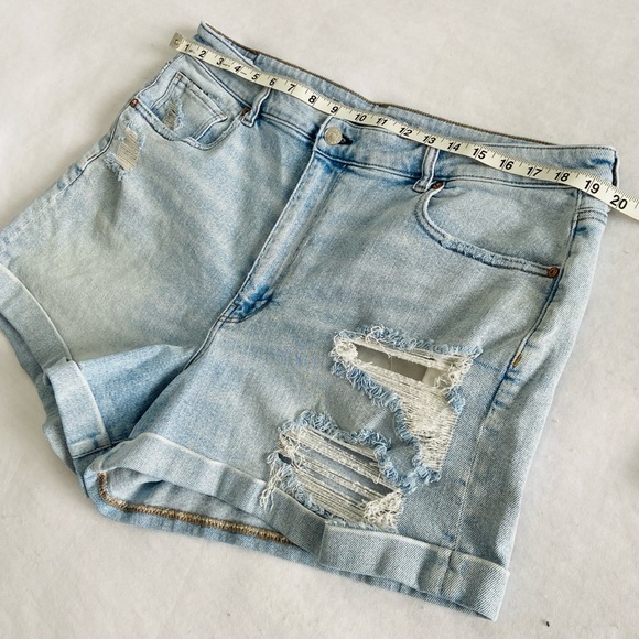 American Eagle “Mom Short” Stretch Size 18 Light Wash / Cuffed / Summer / Cuffed - Picture 10 of 12